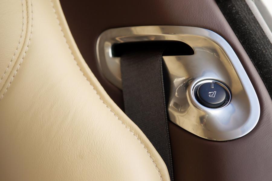 Детали интерьера Aston Martin Rapide 2010 года  (фото 80 из 190)